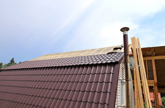 Covering the roof of a metal tile