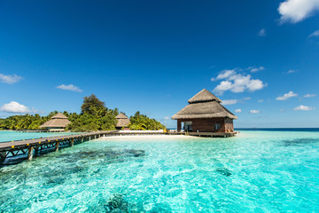 Obraz premium Domek na małej tropikalnej wyspie