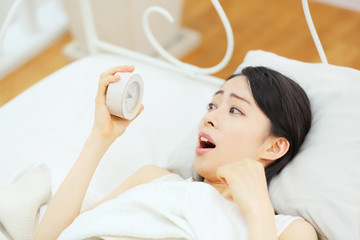 朝寝坊・若い女性