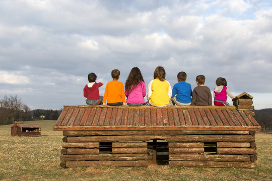 Sette bambini su casetta di legno- seven kids
