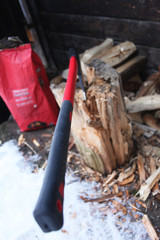 Holz hacken mit roter Axt