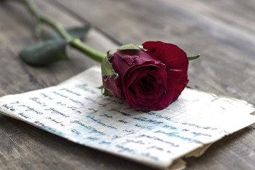 Liefdesbrief en roos