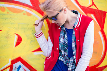 Obraz premium Blond girl in ghetto
