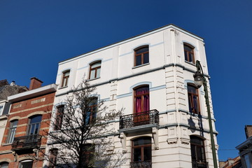 Immeuble blanc en coin de rue, ciel bleu, Bruxelles