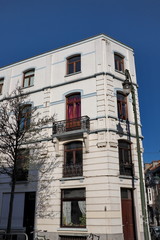 Immeuble blanc en coin de rue, ciel bleu, Bruxelles