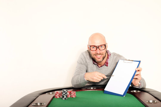 Mann mit Schreibbrett am Pokertisch