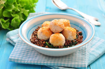 Lentil with spinach and meatballs from a turkey