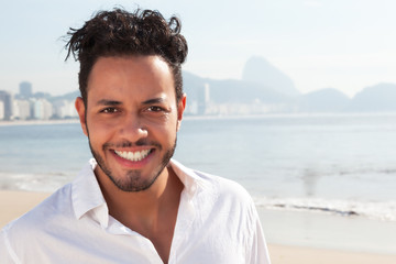 Lachender Brasilianer an der Copacabana