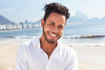 Fröhlicher Brasilianer an der Copacabana