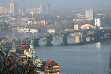 Obraz premium bridge across the Dnieper River in Kiev, Ukraine
