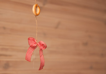 Obraz premium red bow-knot and bagel