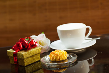 birthday present - Cappuccino und Geschenk