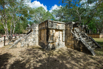 Fototapeta na wymiar Mayan pyramid in Chichen Itza