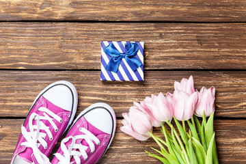 Gumshoes and gift box with tulips