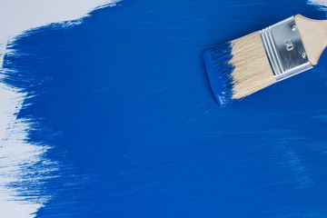 Holzoberfläche mit blauer Farbe streichen