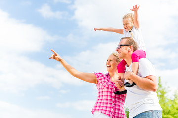 Familien Sommer Spaziergang im Feld