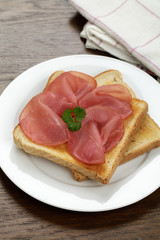 Roher Schinken auf Toast