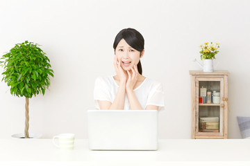 パソコンの前で悲しむ女性