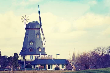 Fototapete  Künstlerisches Denkmal historische Windmühle im Vintage-Stil