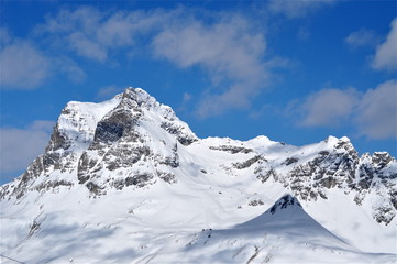 Fototapeta na wymiar Schneebedeckter Widderstein im Tirol