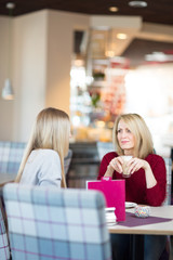 Mutter und Tochter trinken Kaffee zusammen