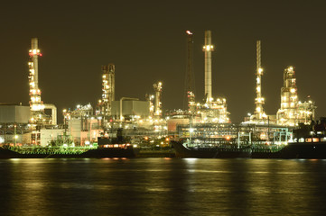 Fototapeta na wymiar Oil refinery at night.