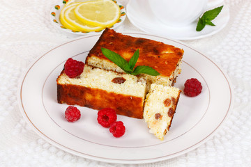 Cheese casserole with raisins and lemon