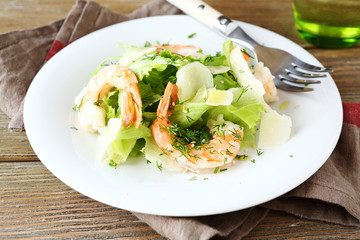 Salad with shrimps, lettuce and slices of parmesan