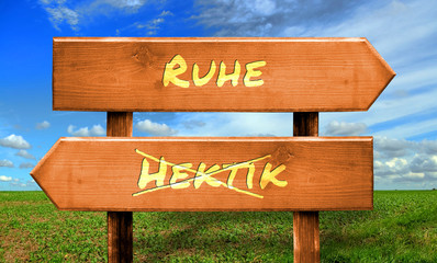Strassenschild 33 - Ruhe vs. Hektik
