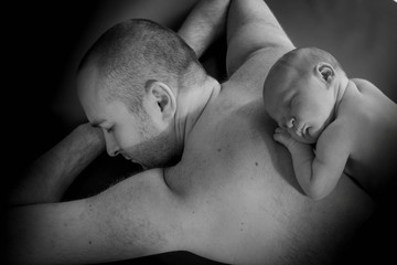 bébé sur le dos de son papa