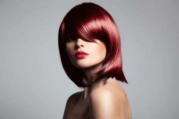 Crédence de cuisine en verre imprimé Salon de coiffure Beau modèle de cheveux roux avec des cheveux brillants parfaits. Port de gros plan
