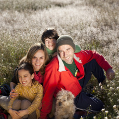 Familia feliz con su perro en el campo