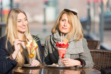 Mutter und Tochter essen zusammen Eis
