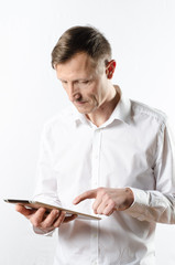 Mann arbeitet mit Tablet