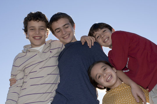 Ni&ntilde;os posando en contraluz