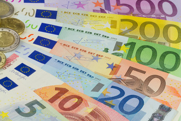Euro Banknoten gefächert mit Münzen