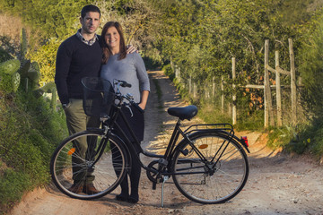 Obraz premium Close up view of a expecting happy couple on a bicycle.