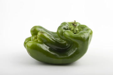 pimiento verde sobre fondo blanco