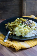 Kartoffelpüree mit Bohnen und Pilzsoße