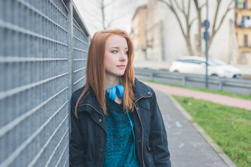 Obraz premium Beautiful girl posing in the city streets