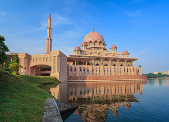 Obraz premium Putra Mosque located in Putrajaya city, Malaysia