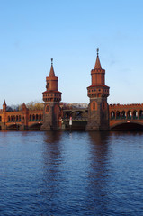 Fototapeta na wymiar oberbaumbrücke in berlin kreuzberg