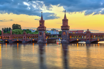 Fototapeta premium sunset at Oberbaum bridge, Berlin, Germany