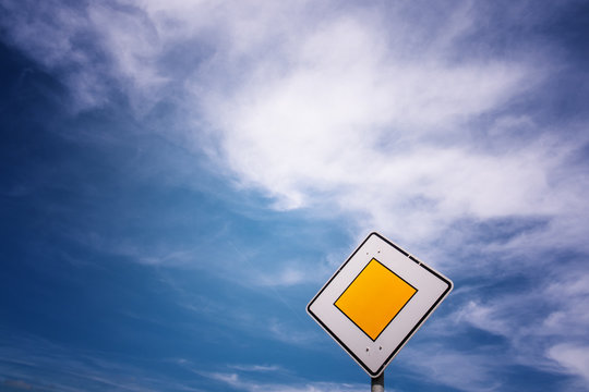 priority road sign (16)