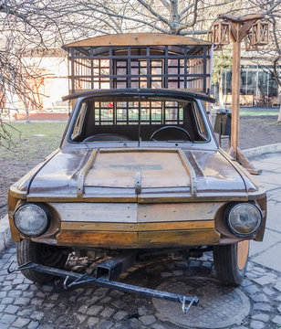 Wooden model car ZAZ for transportation of prisoners