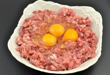 mięso mielone i jajka