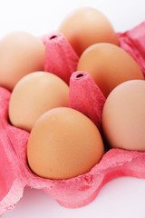 Braune Hühnereier im Eierkarton