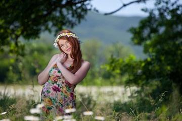Obraz premium Beautiful pregnant woman relaxing in forest