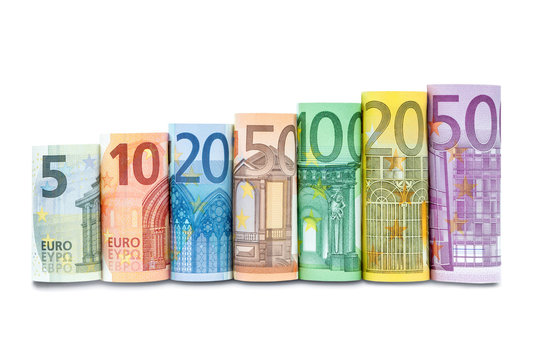 Euroscheine in einer Reihe vor wei&szlig;em Hintergrund