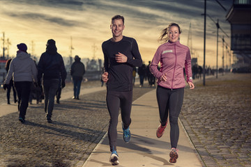 Jeune couple actif jogging